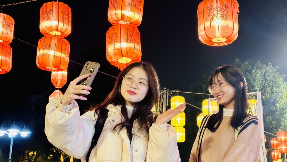 Giới trẻ thích thú trải nghiệm Tết xưa tại Hoàng thành Thăng Long