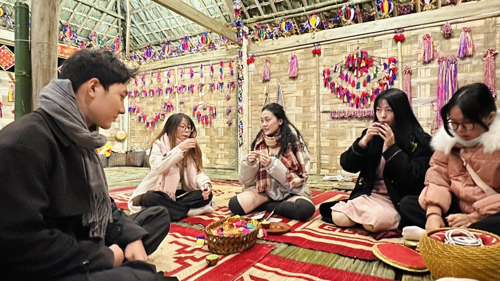 Giới trẻ thích thú trải nghiệm Tết xưa tại Hoàng thành Thăng Long