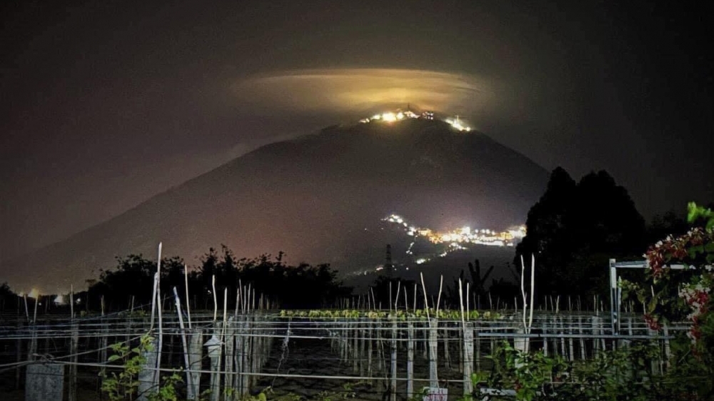 Lạ kỳ mây dạ quang trong đêm trên đỉnh núi Bà Đen