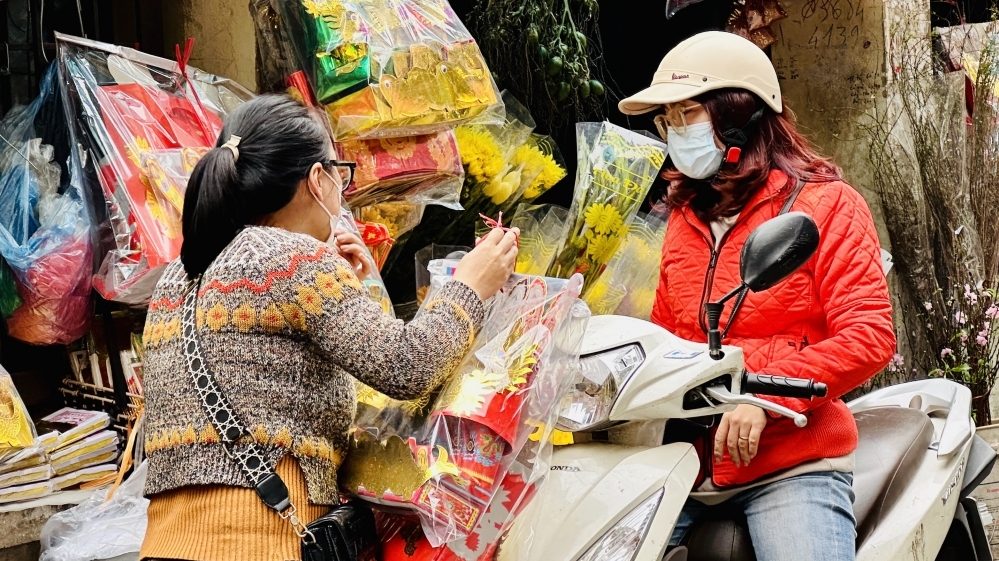 Nhộn nhịp không khí mua sắm ngày ông Công ông Táo