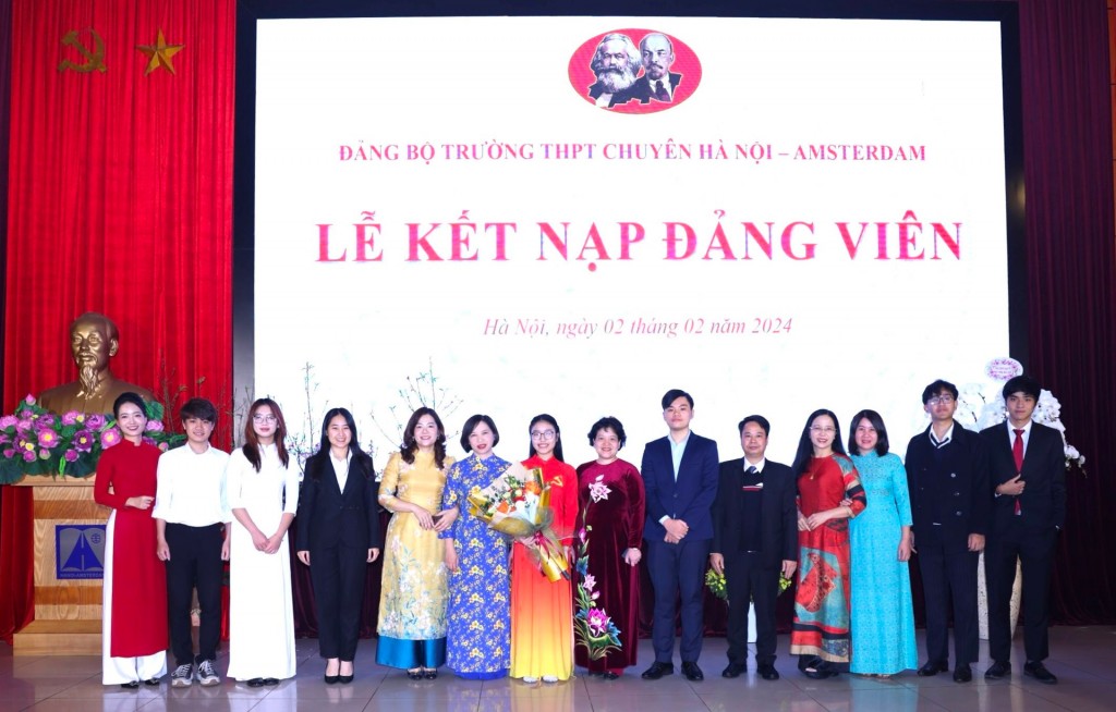 Thêm một học sinh trường Ams được kết nạp Đảng