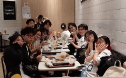 Người trẻ “cháy túi” với những cuộc tất niên triền miên