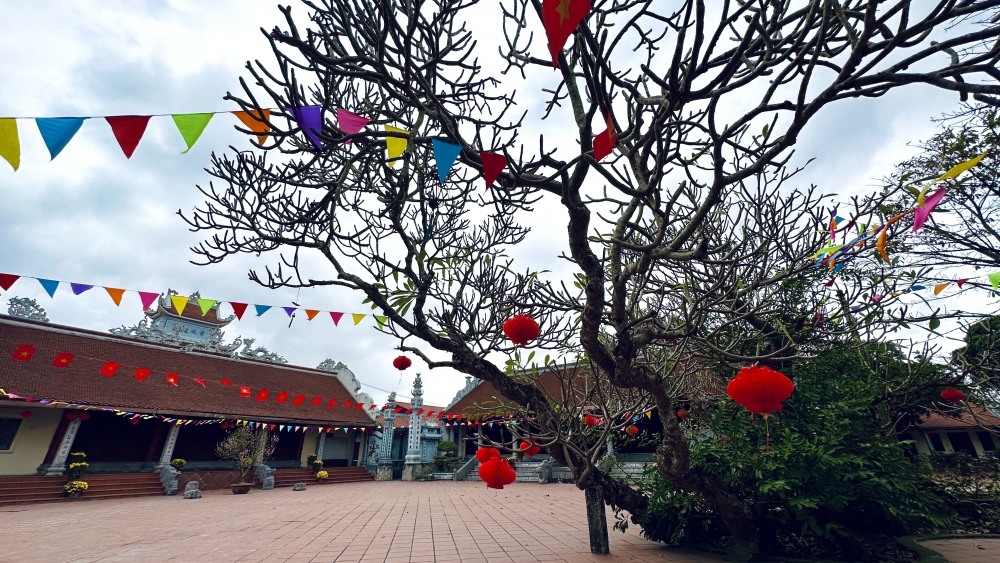 Lặng yên trước ngôi chùa cổ nghìn năm vắng bóng tăng ni