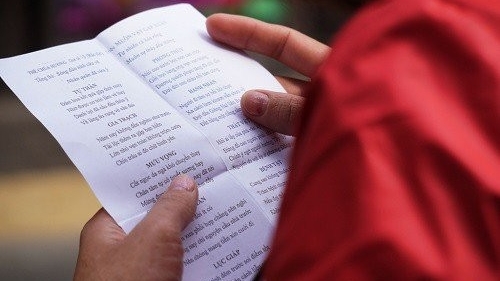 Người trẻ với những tục lệ cầu may đầu năm