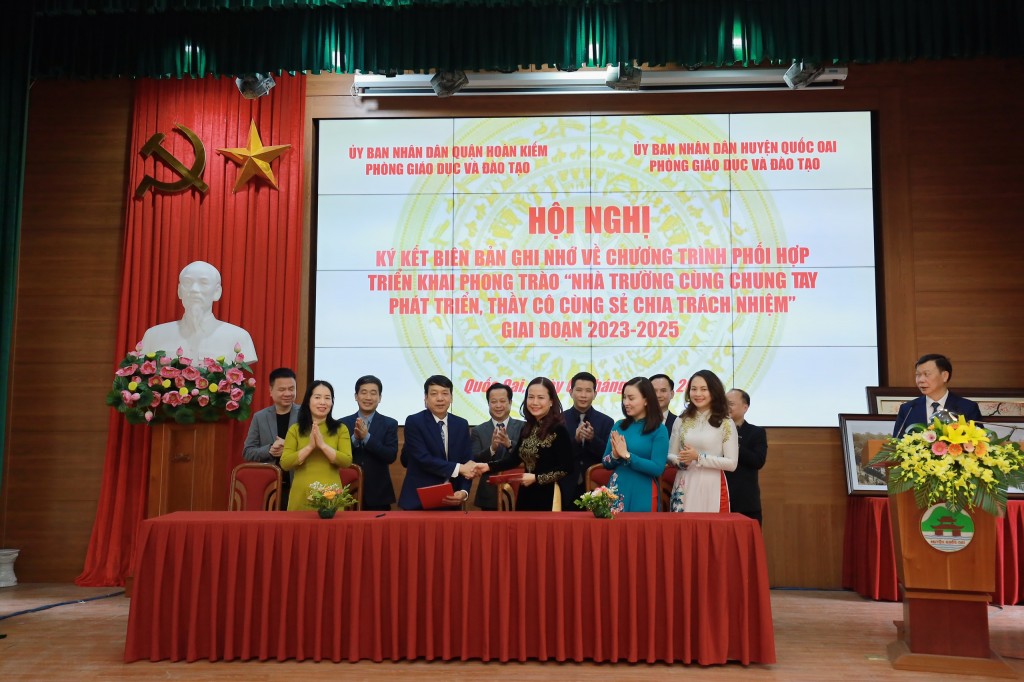 Lãnh đạo hai phòng GIáo dục và Đào tạo quận Hoàn Kiếm và huyện Quốc Oai ký kết biên bản ghi nhớ.