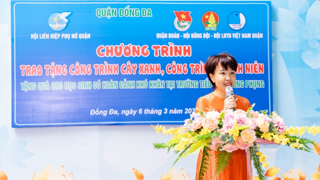 Nhà giáo Nguyễn Thị Kim Phượng – Hiệu trưởng Trường Tiểu học Trung Phụng vui mừng khi nhận được những công trình ý nghĩa từ các đơn vị tới nhà trường