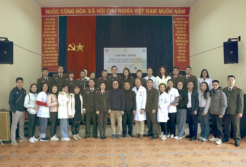 Bệnh viện Bạch Mai tổ chức khám bệnh, phát thuốc và tặng quà cho người dân có hoàn cảnh khó khăn của xã Liên Minh, Sapa
