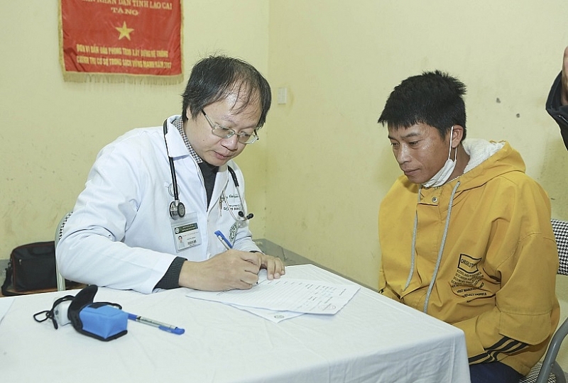 Bệnh viện Bạch Mai tổ chức khám bệnh, phát thuốc và tặng quà cho người dân có hoàn cảnh khó khăn của xã Liên Minh, Sapa