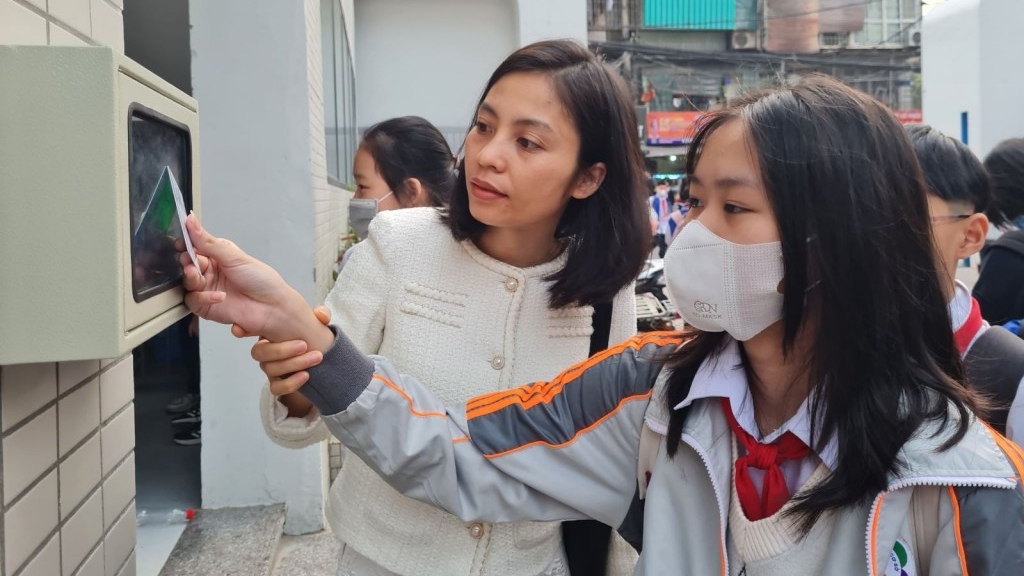 Trường THCS Thành Công quản lý chuyên cần của học sinh bằng thẻ từ