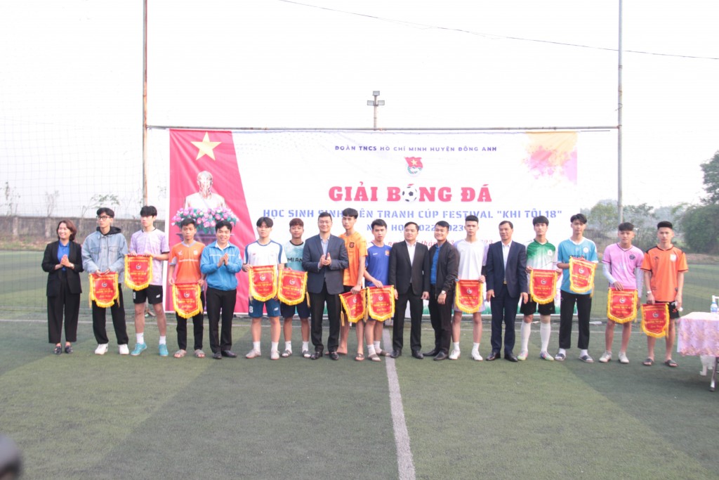 Các đại biểu tặng cờ lưu niệm cho các đơn vị tham gia giải đấu Các đại biểu tặng cờ lưu niệm cho các đơn vị tham gia giải đấu