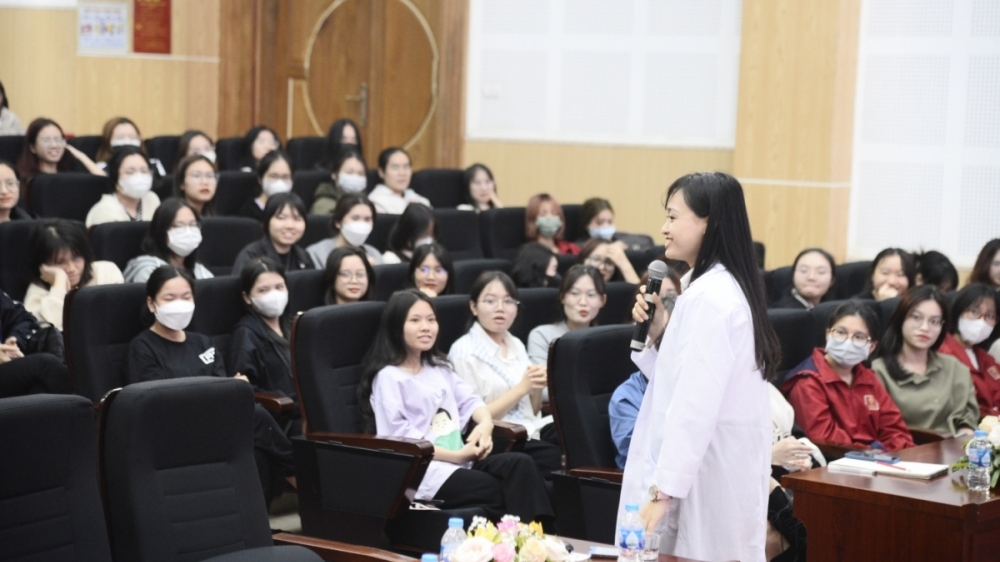 Đại học Hà Nội tổ chức tư vấn về sức khỏe sinh sản cho nữ sinh viên