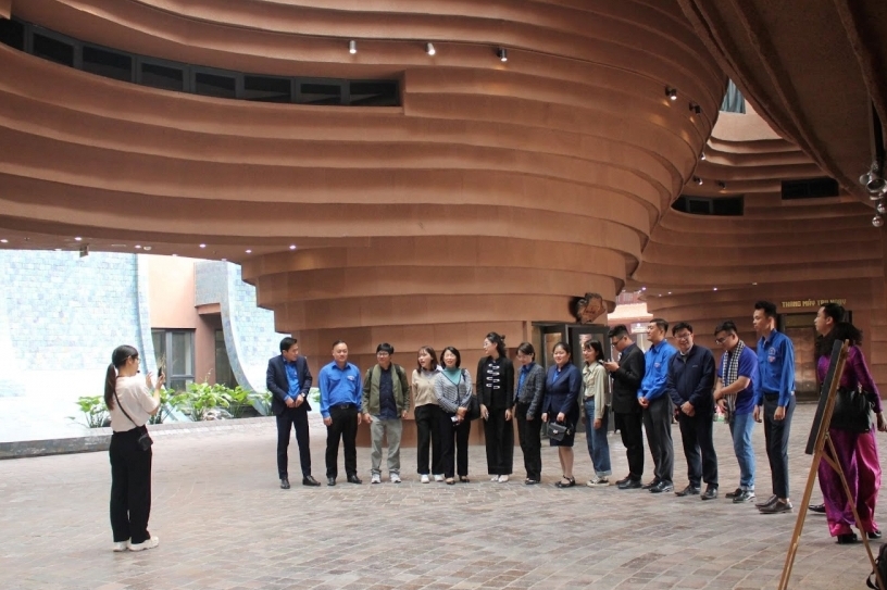 Giới trẻ thích thú với trải nghiệm mới tại làng gốm Bát Tràng