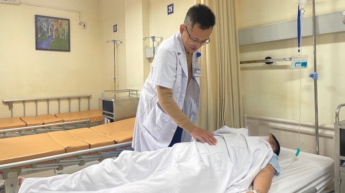 Thiếu niên bị hoại tử tinh hoàn sau 13 ngày truyền dịch kháng sinh