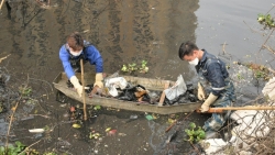 Nhóm bạn trẻ tình nguyện vớt rác trên những con sông