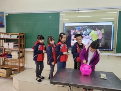 Học sinh trường tiểu học Nguyễn Tri Phương hào hứng với phong trào "Nuôi heo đất - trao yêu thương"