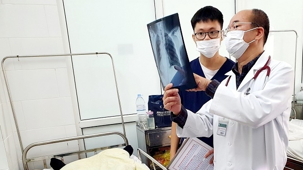 Hai bệnh nhân nguy kịch sau khi ăn tiết canh ngan, thịt lợn ốm