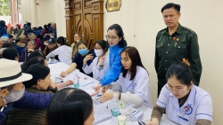 Khám bệnh, tặng quà - ấm áp nghĩa tình tri ân