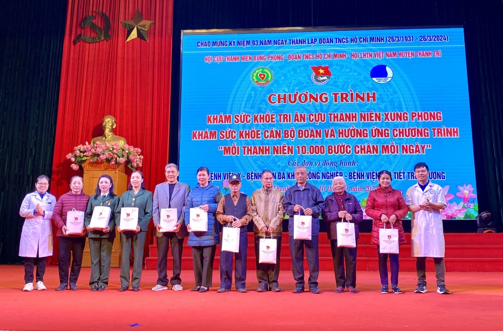 Các y, bác sĩ trao quà tới cựu thanh niên xung phong