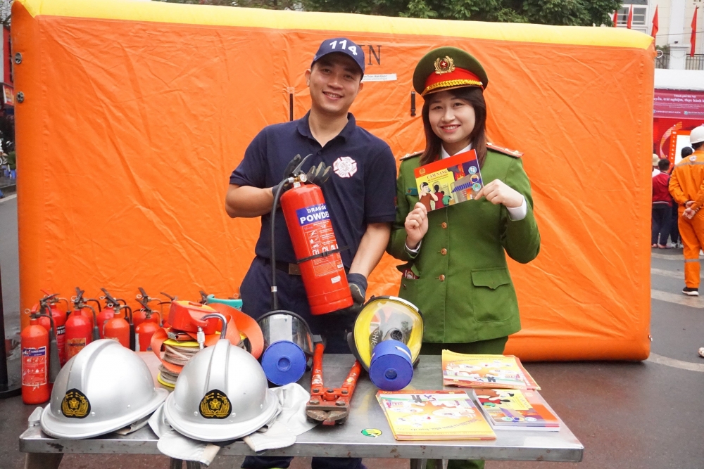 Thầy Park Hang Seo hào hứng tham gia trải nghiệm làm lính cứu hoả tại Hồ Hoàn Kiếm