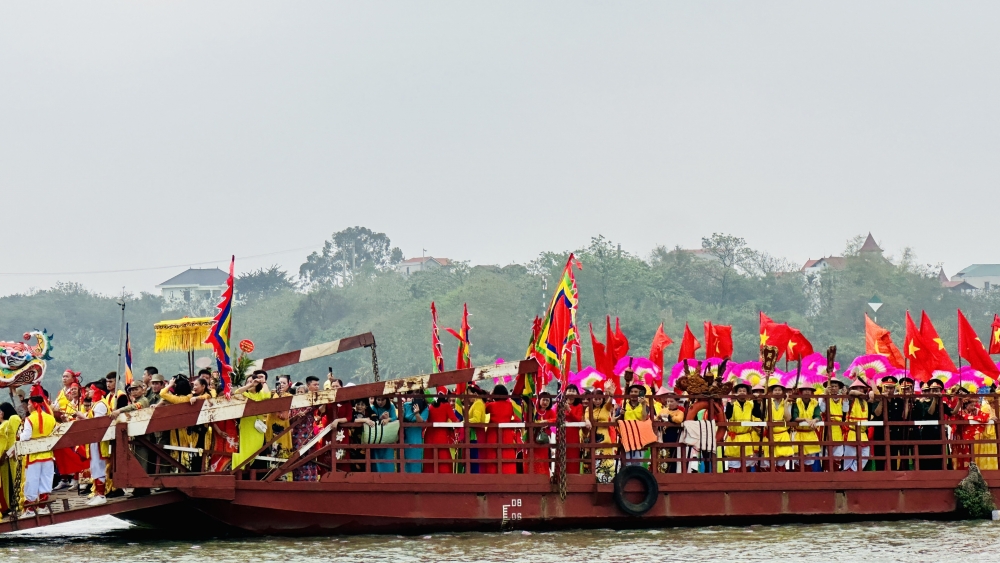 Khách Tây thích thú với lễ hội truyền thống tại Hà Nội