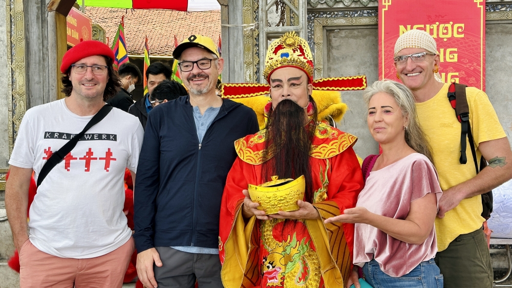 Khách Tây thích thú với lễ hội truyền thống tại Hà Nội