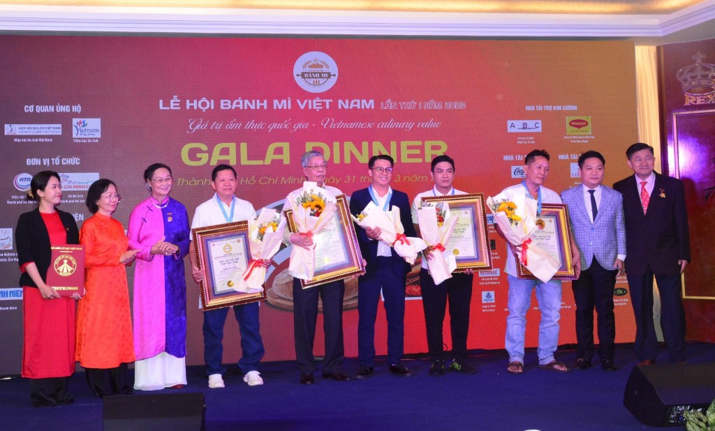 Đại diện Ban tổ chức trao bảng chứng nhận cho các thương hiệu Bánh mì nổi tiếng và lâu đời nhất Việt Nam
