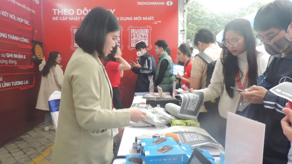 Hàng ngàn cơ hội việc làm dành cho sinh viên tại UET Job Fair 2023