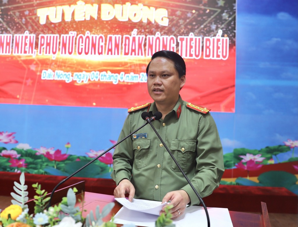 Đại tá Bùi Quang Thanh - Giám đốc Công an tỉnh Đắk Nông đánh giá cao những thành tích nổi bật của các cá nhân được tuyên dương và vinh danh trong đợt này