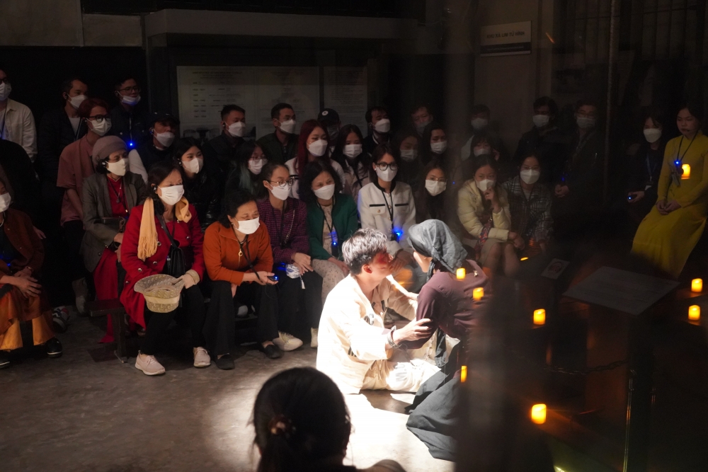 Giới trẻ xúc động trước "Đêm Thiêng liêng" ở Di tích Nhà tù Hỏa Lò
