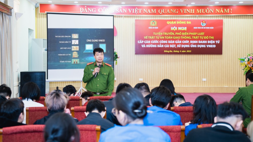 Thượng úy Hoàng Anh Đạt, cán bộ đội quản lý hành chính về TTXH Công an quận Đống Đa hướng dẫn lực lượng thanh niên cài đặt và sử dụng ứng dụng VNeID