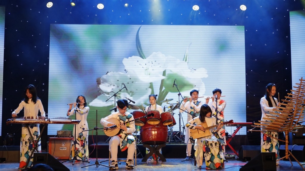 Đàn tranh, đàn T’rưng xuống phố cùng “Cô gái vót chông”...