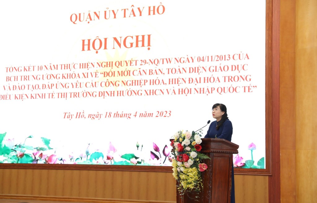 Trưởng Ban Tuyên giáo Quận uỷ Trần Thị Thu Hường báo cáo kết quả 10 năm thực hiện Nghị quyết 29