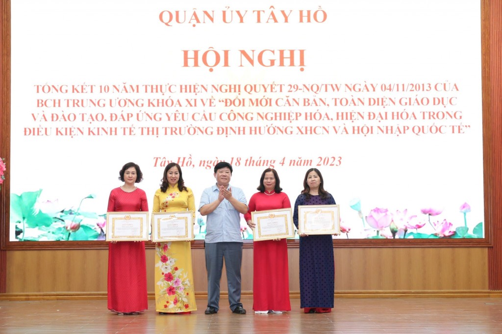 Phó Chủ tịch UBND quận Tây Hồ Nguyễn Thanh Tịnh trao giấy khen cho các cá nhân có thành tích thực hiện Nghị quyết 29