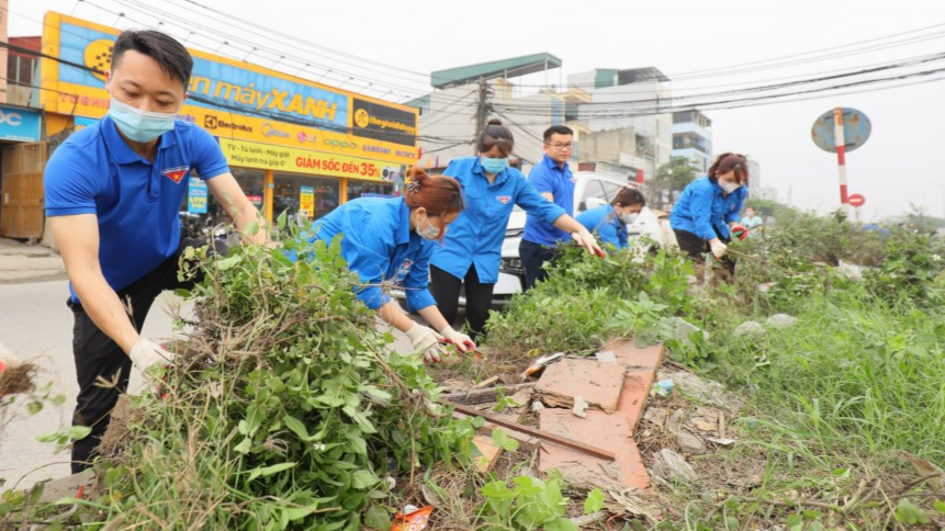 Gần 500 thanh niên quận Hoàng Mai ra quân tổng vệ sinh môi trường
