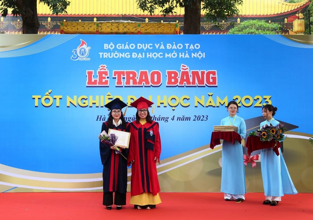 Sinh viên Trường Đại học Mở Hà Nội hân hoan trong ngày đón nhận  tấm bằng tốt nghiệp đại học