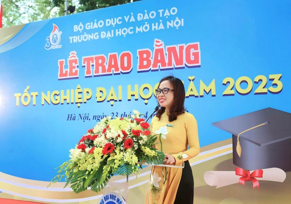 PGS.TS Nguyễn Thị Nhung – Hiệu trưởng phát biểu và chúc mừng các tân cử nhân, kỹ sư tốt nghiệp