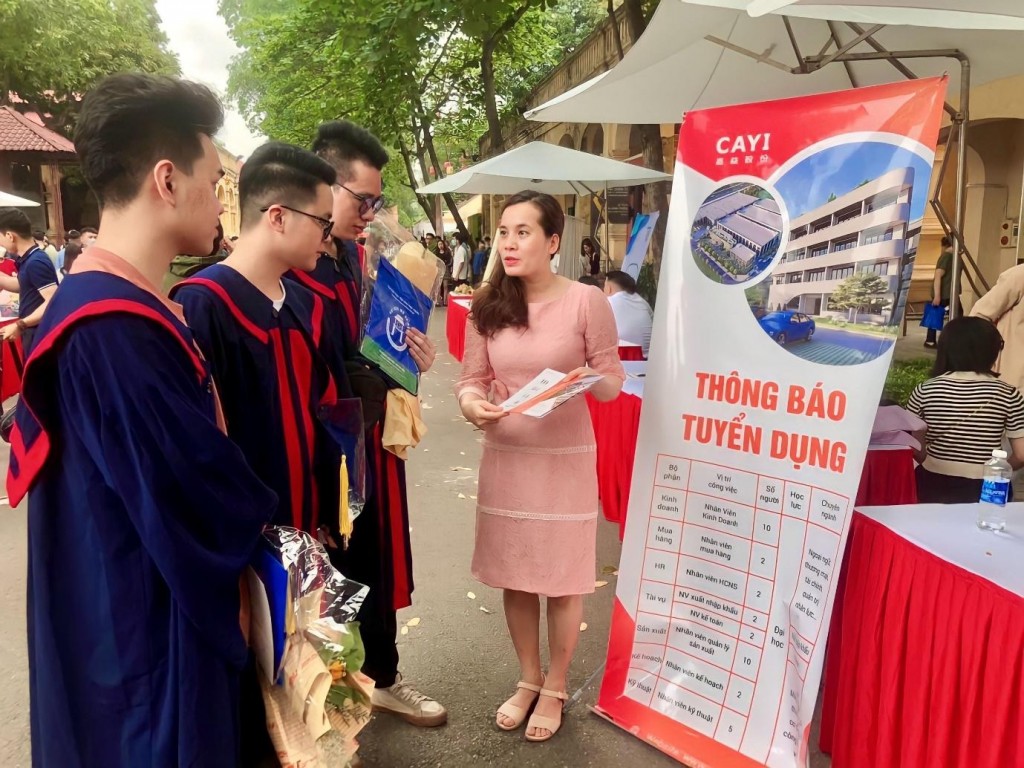 Sinh viên HOU tham gia ứng tuyển vào các doanh nghiệp ngay trong Lễ tốt nghiệp