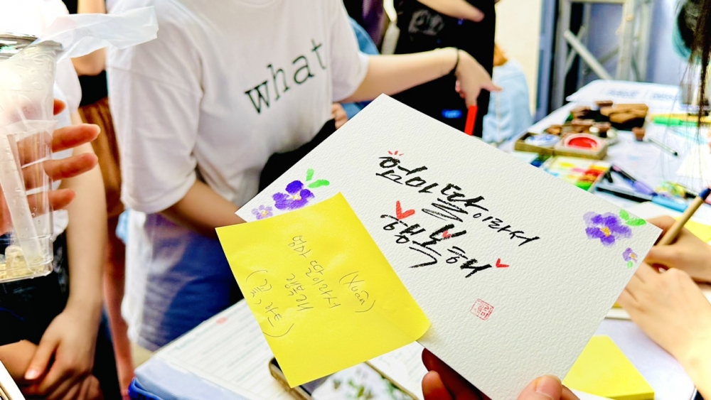 Giới trẻ thích thú với tài năng trình diễn nghệ thuật Calligraphy của cô giáo Hàn