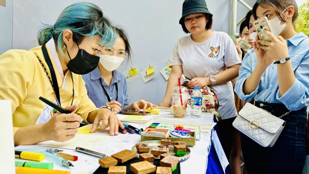 Giới trẻ thích thú với tài năng trình diễn nghệ thuật Calligraphy của cô giáo Hàn