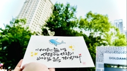 Giới trẻ thích thú với tài năng trình diễn nghệ thuật Calligraphy của cô giáo Hàn