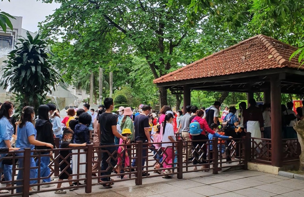 Nhiều người dân xếp hàng chờ vào thăm lăng và khu di tích ịch sử Chủ tịch Hồ Chí Minh