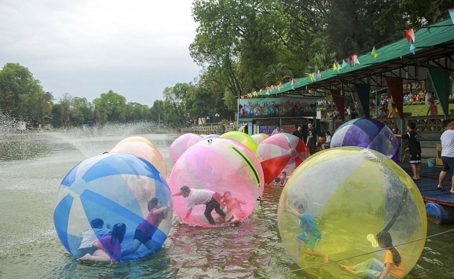 Người dân nườm nượp đổ về các địa điểm vui chơi tại Hà Nội trong kỳ nghỉ lễ