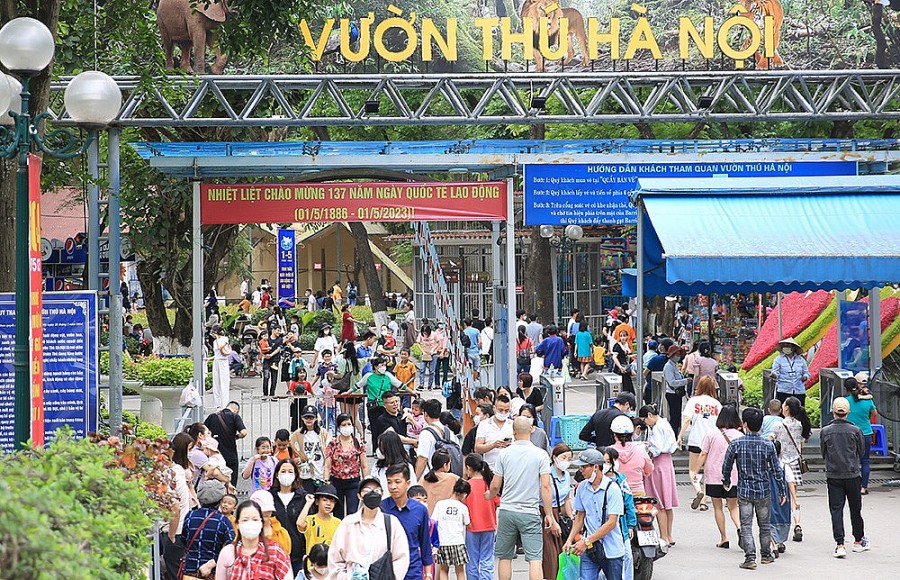 Vườn thú Hà Nội đông nghịt người dân đưa trẻ nhỏ đến tham quan, vui chơi