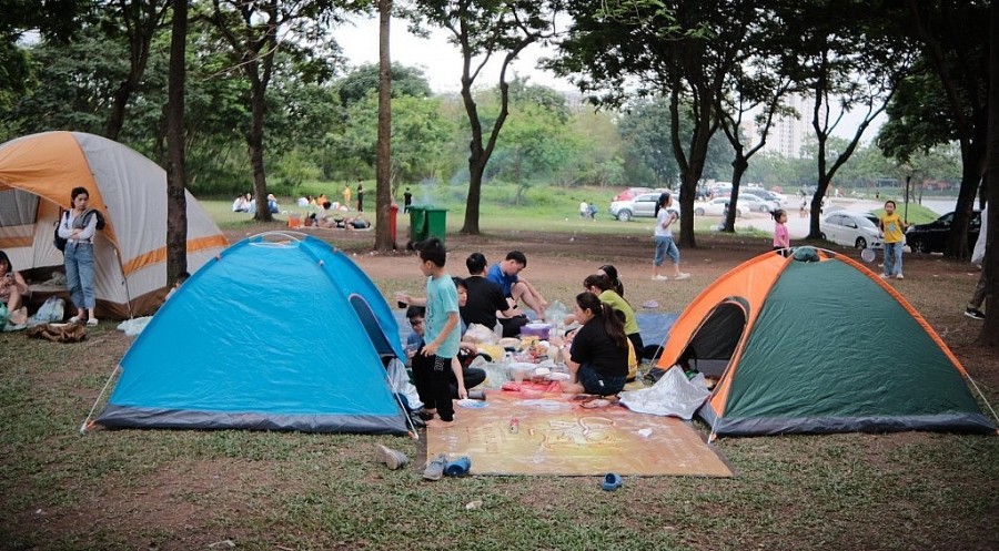 Người dân nườm nượp đổ về các địa điểm vui chơi tại Hà Nội trong kỳ nghỉ lễ