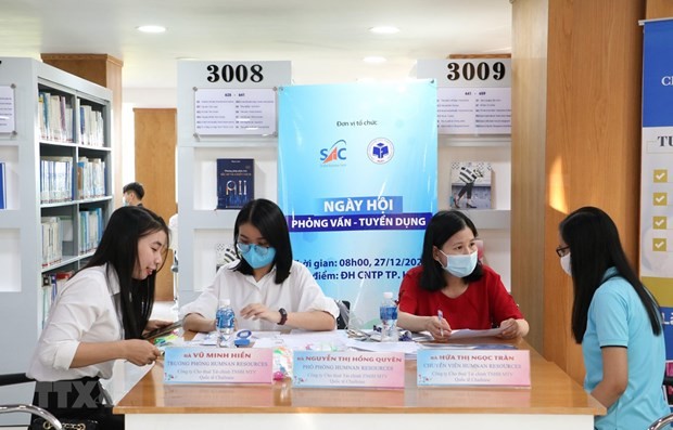 Phiên giao dịch việc làm của Trung tâm Dịch vụ việc làm Hà Nội đã thu hút nhiều sinh viên và người lao động trẻ