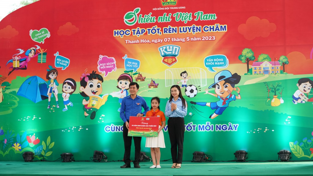Bí thư Trung ương Đoàn, Chủ tịch Hội đồng Đội Trung ương trao tặng công trình sân chơi tới thiếu nhi tỉnh Thanh Hóa