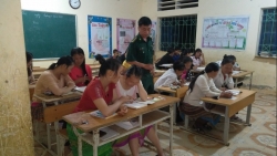 Bài 2: Thầy giáo quân hàm xanh xóa "tái mù"