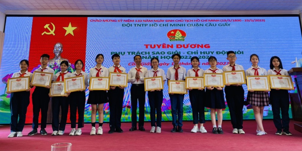 Lãnh đạo quận Cầu Giấy trao khen thưởng tới các em giành giải trong hội thi Tin học trẻ
