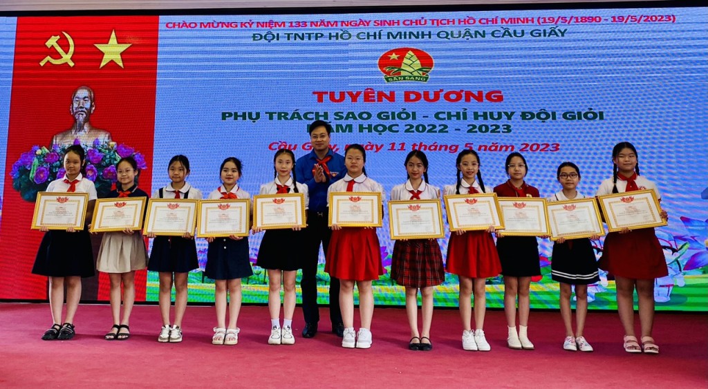 Đồng chí Trần Quang Hưng, Phó Bí thư Thành đoàn Hà Nội trao khen thưởng tới các em