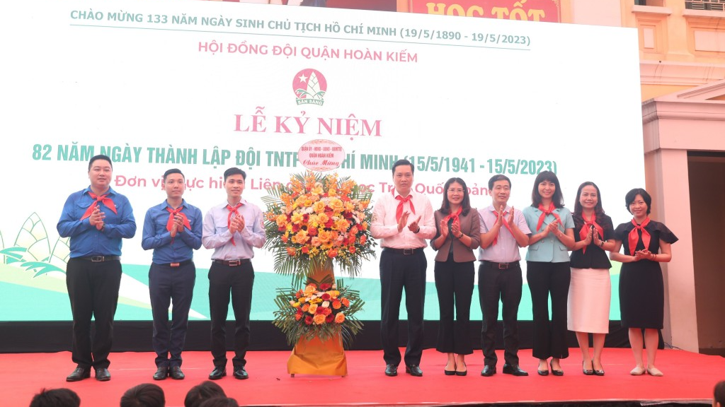 Hội đồng Đội quận Hoàn Kiếm đón nhận hoa chúc mừng